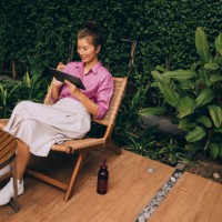 une belle femme d’affaires souriante travaillant à domicile à l’aide de sa tablette - garden decoration photos et images de collection