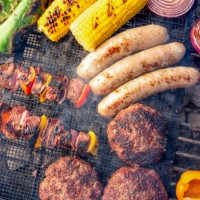 une belle viande mélangée de gril et des légumes frais disposés sur un gril de charbon de bois - food photos et images de collection
