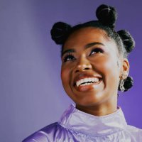 une jeune femme noire élégante avec un style afro et tendance. portrait d’un mannequin africain de haute couture au look funky et rétro. une belle dame énervée qui pense à des moments heureux et amusants - hairstyle photos et