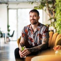 urban oasis: green cafe moments - fashion stockfoto's en -beelden
