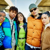 urban portrait of barcelona friends in teens and 20s - fashion stock pictures, royalty-free photos & images