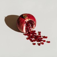 ut pomegranate on a white background. menstruation concept. symbol of vagina. gynecology, female intimate health - food stockfoto's en -beelden