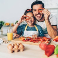 vader en dochter op zoek via peper segmenten - food stockfoto's en -beelden