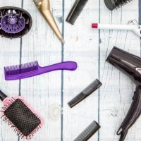 various hair styling devices on white background, top view - hairstyle stockfoto's en -beelden