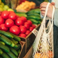 vegetables and fruit in reusable bag on a farmers market, zero waste concept - food stock pictures, royalty-free photos & images