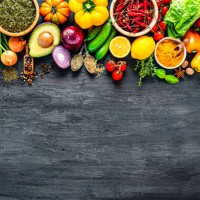 verduras multicolores y especias enmarcan sobre fondo de pizarra negra. vista de gastos generales - food fotografías e imágenes de stock
