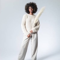 verticale d’automne de jeune femme - fashion photos et images de collection