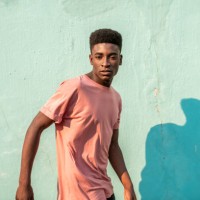 verticale d’un jeune homme africain beau. - fashion photos et images de collection