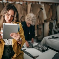 verticale des femmes de tailleur dans le studio - fashion photos et images de collection