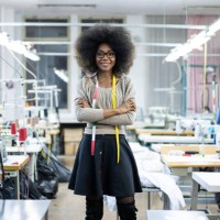 verticale du créateur africain de mode avec la bande de mesure dans l’usine - fashion photos et images de collection