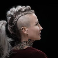 verticale latérale d’une femelle blonde viking tatouée et de sa coiffure unique - hairstyle photos et images de collection