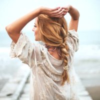 verträumte mädchen am strand - hairstyle stock-fotos und bilder