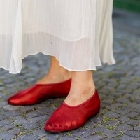 Victoria Scheu wears ⁠creme pleated maxi skirt H&M, red Mesh Ballerinas H&M during Berlin Fashion Week SS26 on June 30, 2025 in Berlin, Germany.