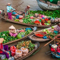 vietnamese women selling fruits on floating market, mekong river delta, vietnam - food stock pictures, royalty-free photos & images
