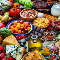 voedselachtergronden: tafel gevuld met grote verscheidenheid aan voedsel - food stockfoto's en -beelden
