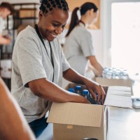 volunteers working together - food stock pictures, royalty-free photos & images
