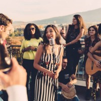vrienden drinken en feesten op het dak - concert stockfoto's en -beelden