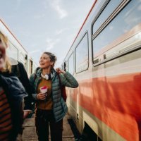 vriendinnen op een treinstation - travel stockfoto's en -beelden