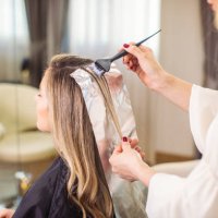 vrouw die haar haar in de salon verft - hairstyle stockfoto's en -beelden