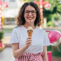 vrouw eten van ijs - junk food stockfoto's en -beelden