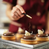 vrouw maken cakes in cake vervaardiging - home decoration stockfoto's en -beelden