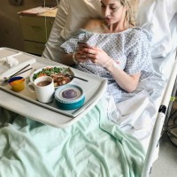 vrouwelijke ziekenhuis patiënt in ziekenhuisbed - food stockfoto's en -beelden