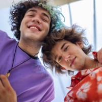 vue à angle bas des amis adolescents masculins urbains - fashion photos et images de collection