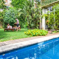 vue au-dessus de la piscine de jeunes couples appréciant le petit déjeuner à l'extérieur - garden decoration photos et images de collection