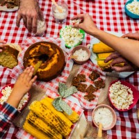 vue en plongée d’un repas lors d’une fête brésilienne de junina - food photos et images de collection