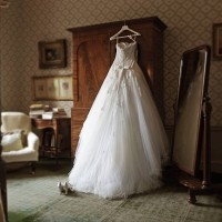 wedding dress in hotel room - home decoration stockfoto's en -beelden