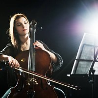 weibliche cellist. - concert stock-fotos und bilder