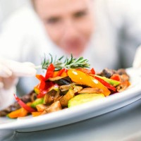 weibliche küchenchef orte den letzten schliff am menü. - food stock-fotos und bilder