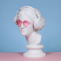 weiblicher gipskopf mit kopfhörern und brille - fashion stock-fotos und bilder