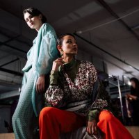 weibliches gruppenporträt von zwei models im innenbereich. hinter den kulissen der fashion week show, backstage-fotografie. die frauen hinter dem laufsteg tragen design-kleidung. lifestyle-foto mit beauty-menschen. - fashion 
