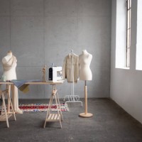 weitwinkelansicht eines leeren modestudios - fashion stock-fotos und bilder