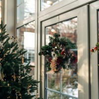 welcome home christmas tree. window with decorated glowing christmas tree inside a house and bright outdoor decorations, night scene, light blur. christmas and new year holidays background. - garden decoration stock pictures,