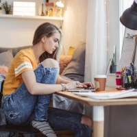 werken aan huiswerk - home decoration stockfoto's en -beelden
