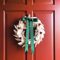 white felt christmas wreath - home decoration stock pictures, royalty-free photos & images