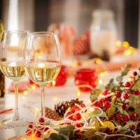 white wine for christmas holidays celebration - home decoration stockfoto's en -beelden
