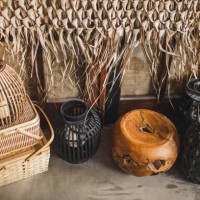 wicker baskets, handmade lamps, wooden furniture and other rustic items on local market grand bazaar - home decoration stockfoto's en -beelden