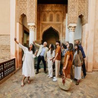 wide shot group travel selfie at historical landmark - travel stock pictures, royalty-free photos & images