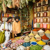 wide shot of couple shopping in spice shop in the souks of marrakech - food stock pictures, royalty-free photos & images