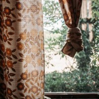 window with vintage flower cortains knotted - garden decoration stock-fotos und bilder