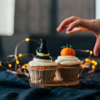 witch hat and pumpkin cupcakes - home decoration stock pictures, royalty-free photos & images