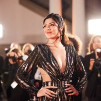 with her hand on her hips, the actress confidently poses for photographers on the red carpet. - fashion stock pictures, royalty-free photos & images