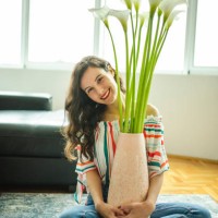 woman arranging calle in vase - home decoration stock pictures, royalty-free photos & images