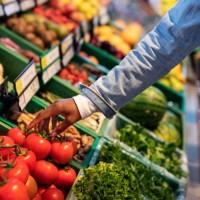 woman buying fresh vegetables at supermarket - food stockfoto's en -beelden