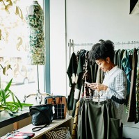 woman checking smartphone while shopping - fashion stock pictures, royalty-free photos & images