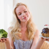 woman choosing between broccoli or sundae - junk food stockfoto's en -beelden