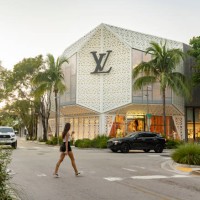 woman crossing the street by louis vuitton store in miami design district - fashion stock pictures, royalty-free photos & images